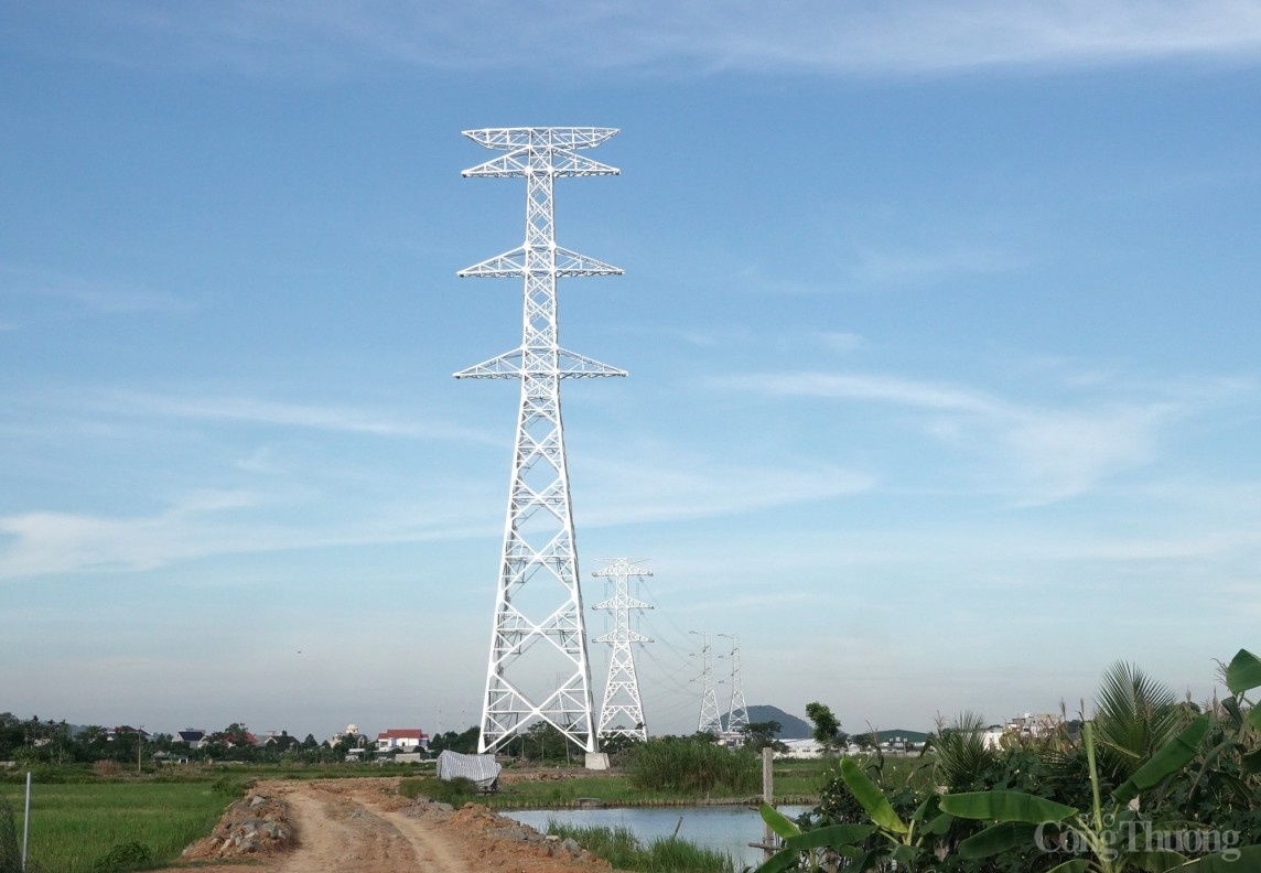 Thanh Hóa: Công nhân ''đội nắng'' quyết tâm đưa Dự án đường dây 500kV mạch 3