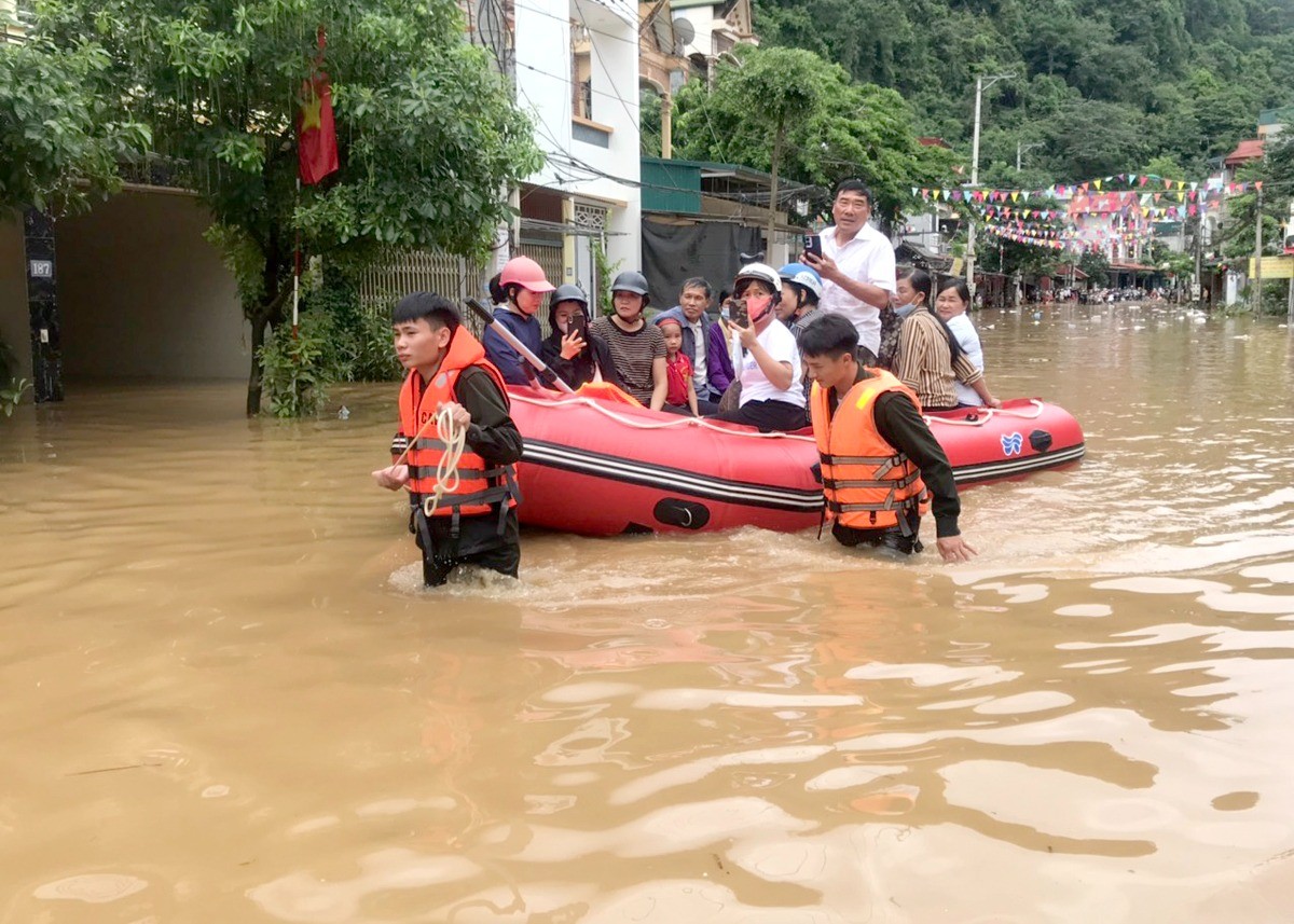 Các lực lượng chức năng ở tỉnh Hà Giang hỗ trợ dân di dời khỏi khu vực nguy hiểm.Ảnh: Biện Luân