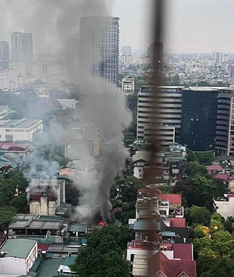 Hà Nội: Cháy cửa hàng đồ chơi trên phố Tô Hiệu lúc rạng sáng, kịp thời cứu cụ bà 92 tuổi- Ảnh 1.