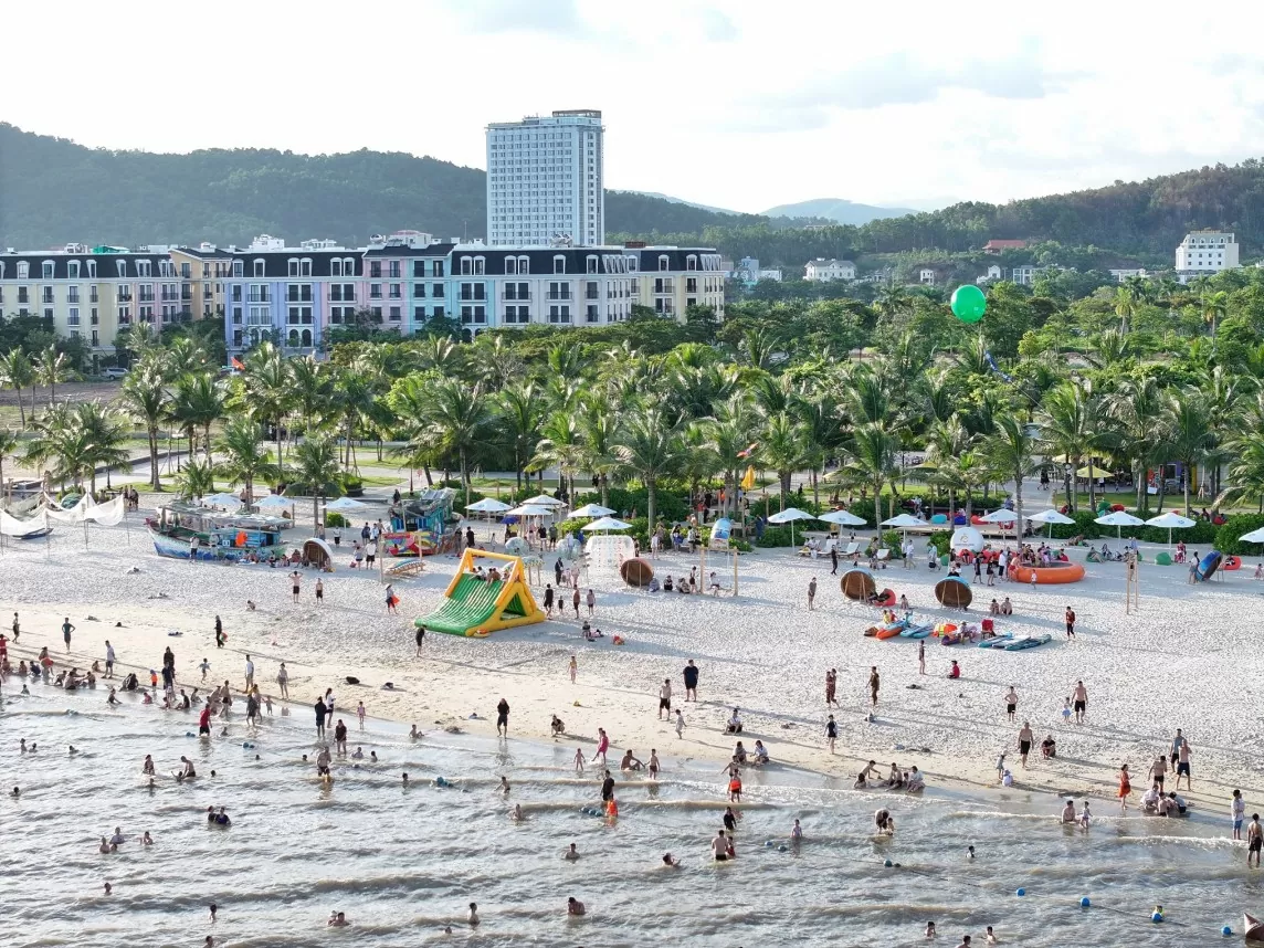 Nhân dịp này, Halong Marina giới thiệu không gian check-in mô phỏng làng chài bên vịnh biển, và nhiều hoạt động vui chơi – thư giãn bên biển đặc sắc khác.