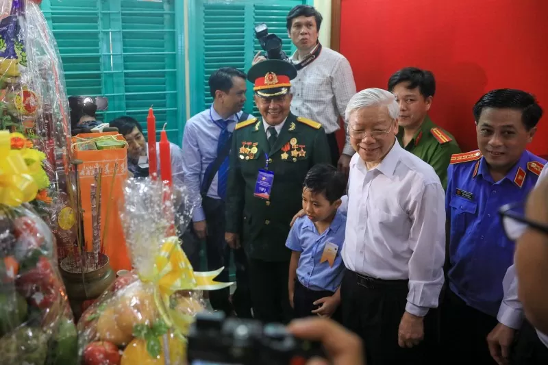 Tổng Bí thư Nguyễn Phú Trọng thăm hỏi sức khỏe các nhân chứng lịch sử ở TP Hồ Chí Minh tham gia chiến dịch Mậu Thân 1968. (Ảnh Hữu Khoa chụp năm 2018)