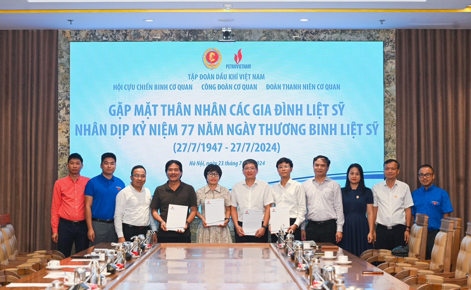 Đại diện Công đoàn Cơ quan Tập đoàn và Hội Cựu chiến binh Cơ quan Tập đoàn Dầu khí Việt Nam tặng quà các cán bộ là thân nhân gia đình liệt sĩ