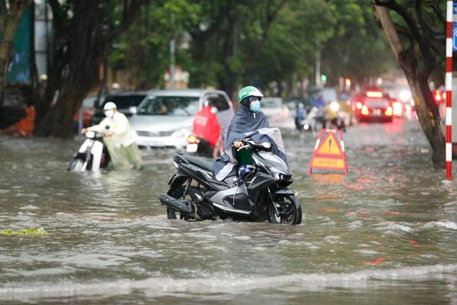 Mưa lớn bao trùm miền Bắc, cảnh báo nguy cơ lũ quét, sạt lở đất- Ảnh 1.