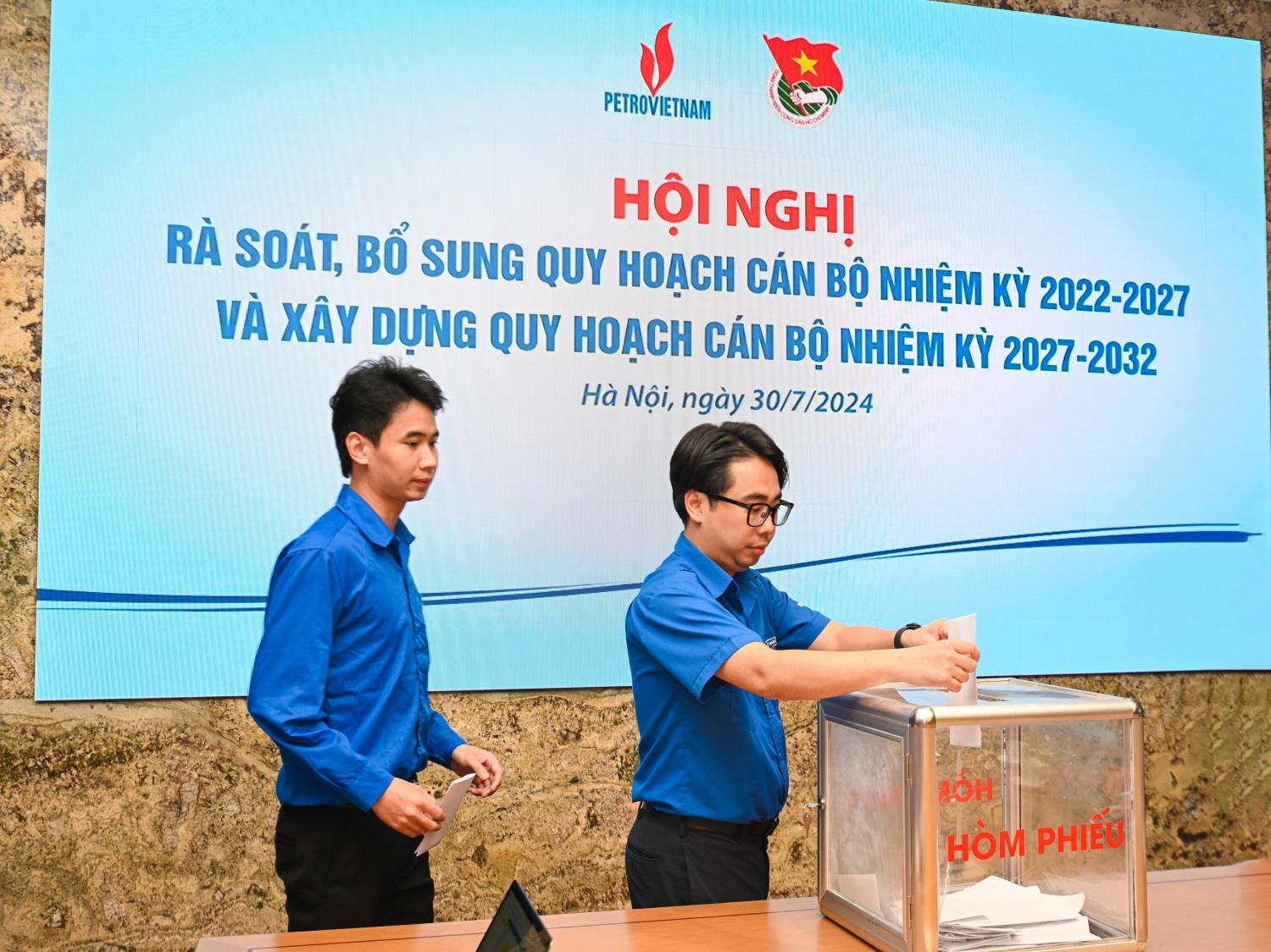 Các đại biểu bỏ phiếu tại Hội nghị Rà soát, bổ sung, xây dựng quy hoạch cản bộ