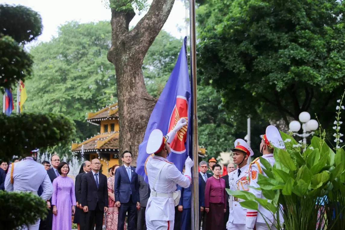 Tung bay lá cờ ASEAN nhân Kỷ niệm 57 năm Ngày thành lập