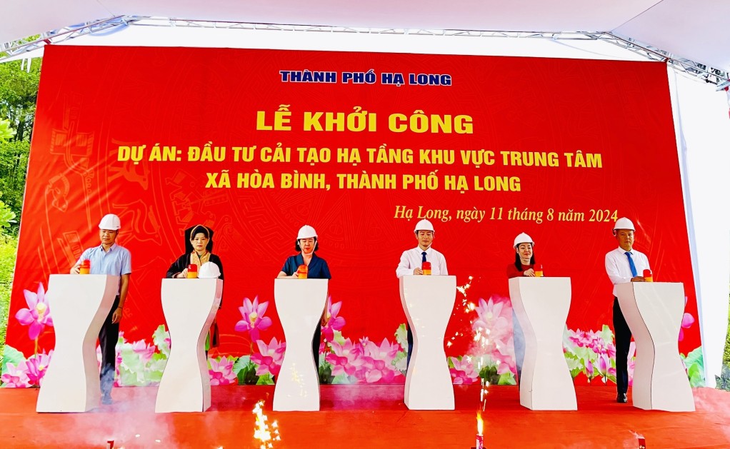 Các đại biểu nhấn nút khởi công dự án Đầu tư cải tạo hạ tầng khu vực trung tâm xã Hòa Bình.