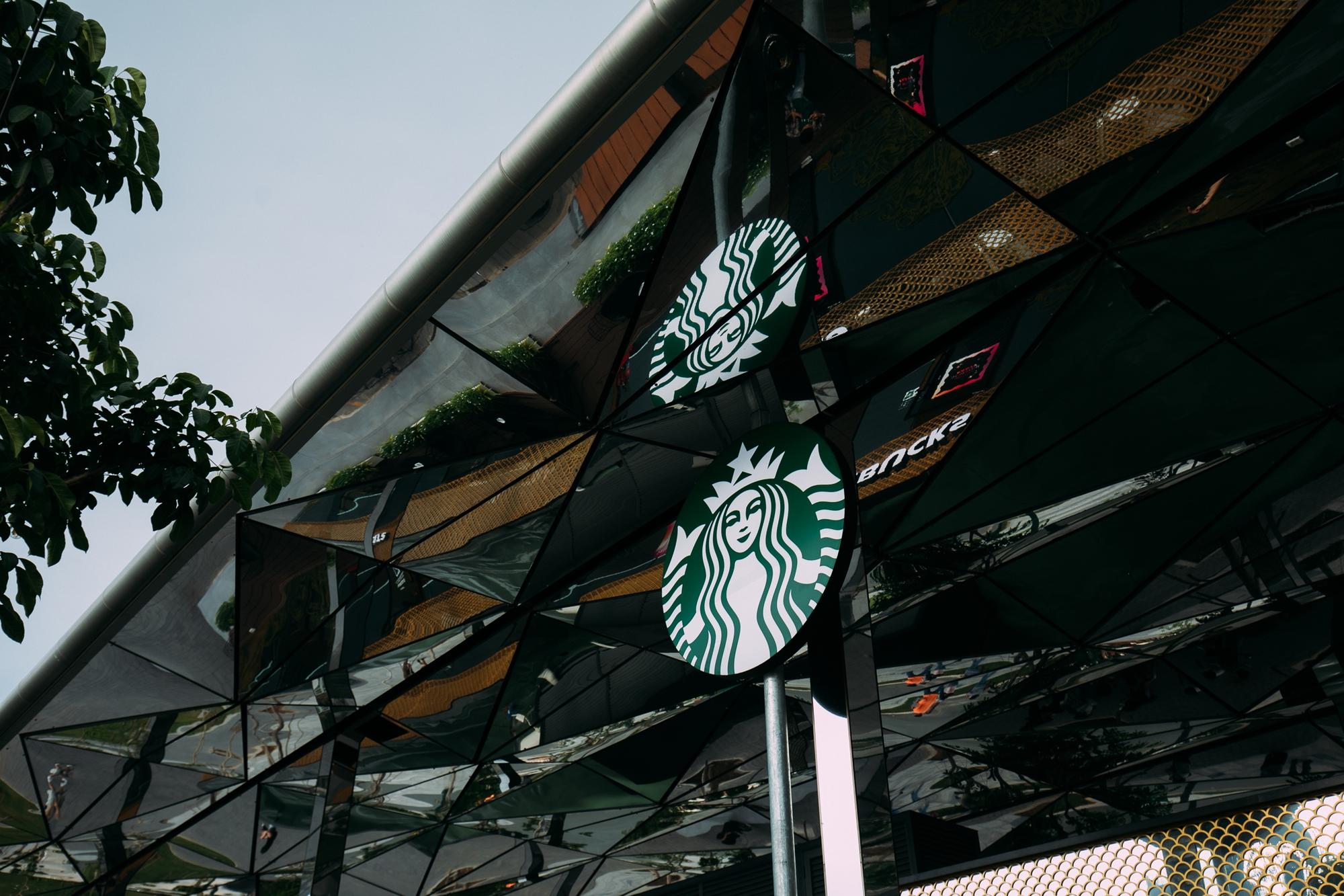 Starbucks chính thức mở cửa hàng có view đẹp nhất Sài Gòn, ngắm trọn thành phố với 100k thì giới trẻ cũng chịu khó check-in rần rần- Ảnh 20.