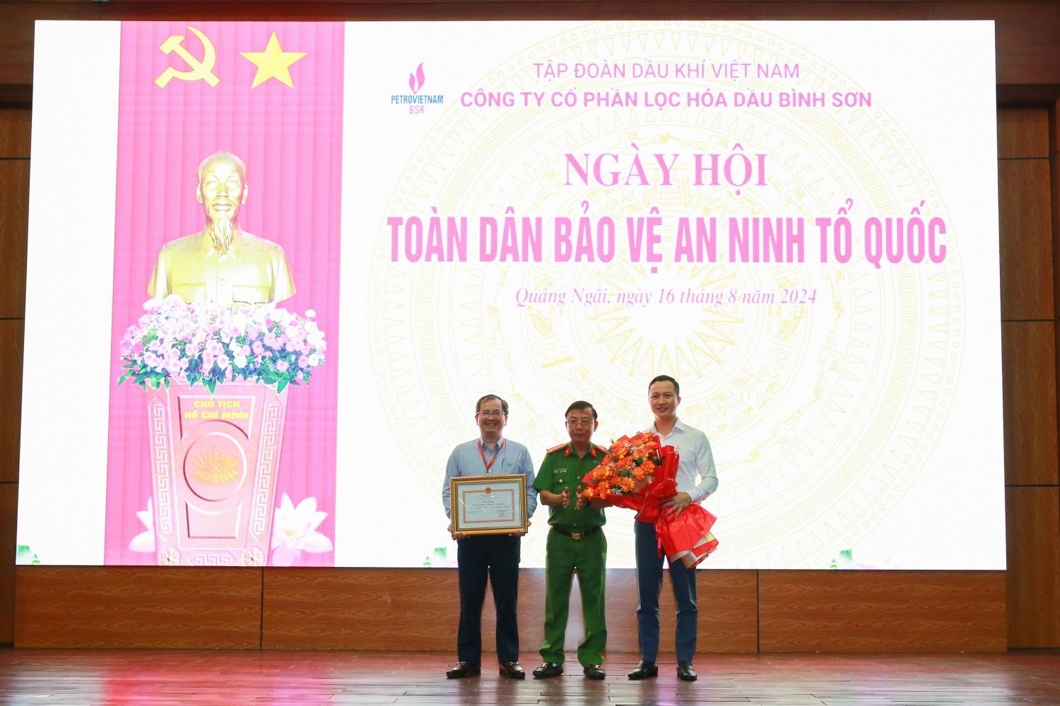 Đại tá Lê Xuân Hưng – Phó Giám đốc Công an tỉnh Quảng Ngãi trao bằng khen cho BSR đã đạt thành tích cao trong phong trào toàn dân bảo vệ ANTQ.