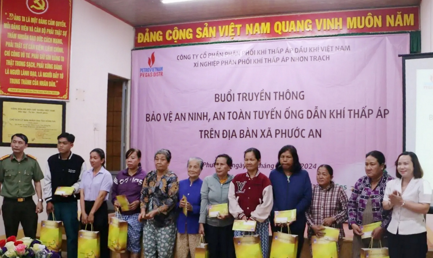 Tặng quà hỗ trợ các gia đình chính sách, có hoàn cảnh khó khăn