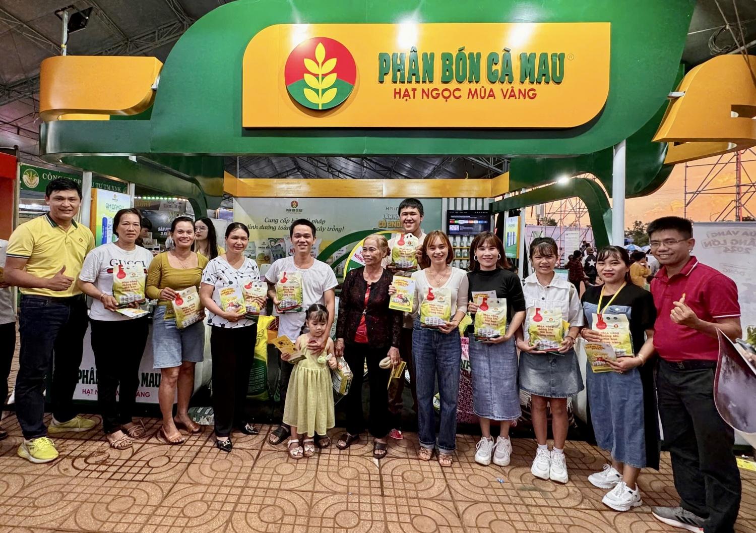 Phân bón Cà Mau đồng hành nâng cao giá trị sầu riêng Việt Nam