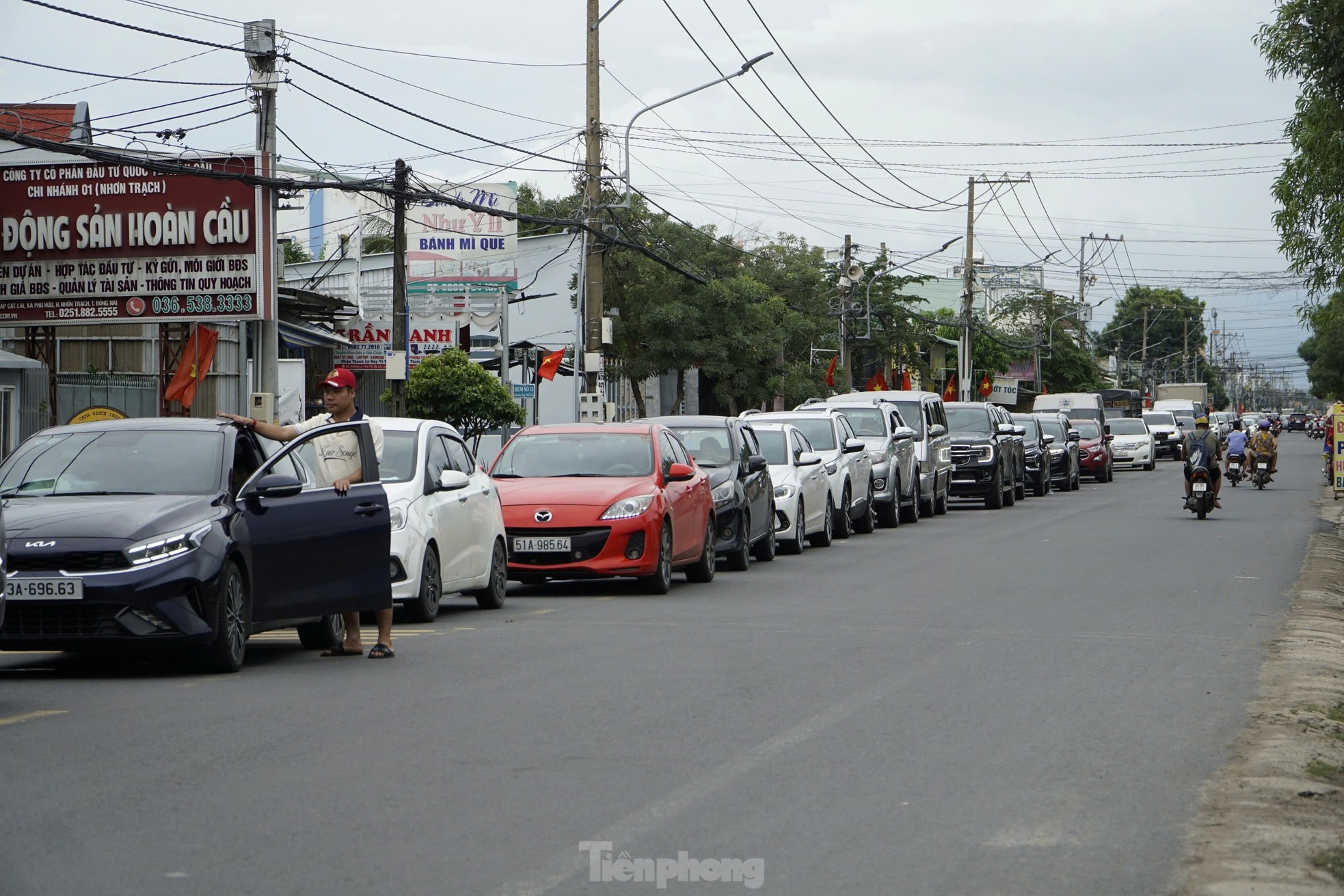 Dòng xe kẹt cứng hàng km chờ qua phà Cát Lái vào TPHCM- Ảnh 1.