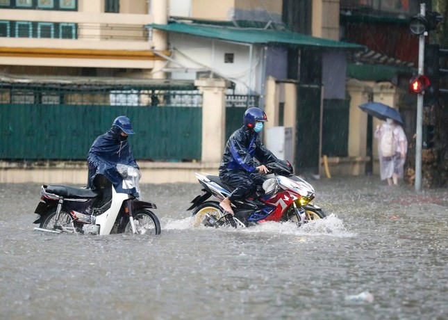 Siêu bão YAGI giật trên cấp 17 ảnh hưởng đến Hà Nội thế nào?- Ảnh 1.