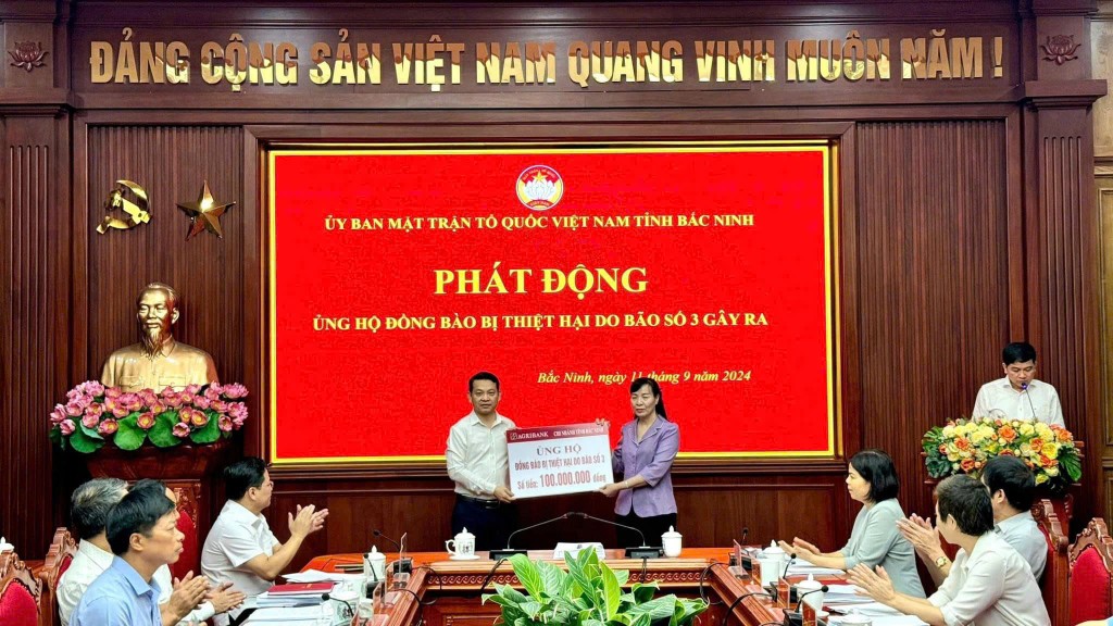 Đại diện Agribank Chi nhánh tỉnh Bắc Ninh trao kinh phí ủng hộ tới Ủy ban MTTQ tỉnh