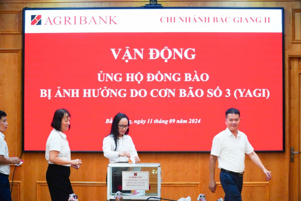 Cán bộ, người lao động Agribank quyên góp ủng hộ đồng bào bị ảnh hưởng do cơn bão số 3