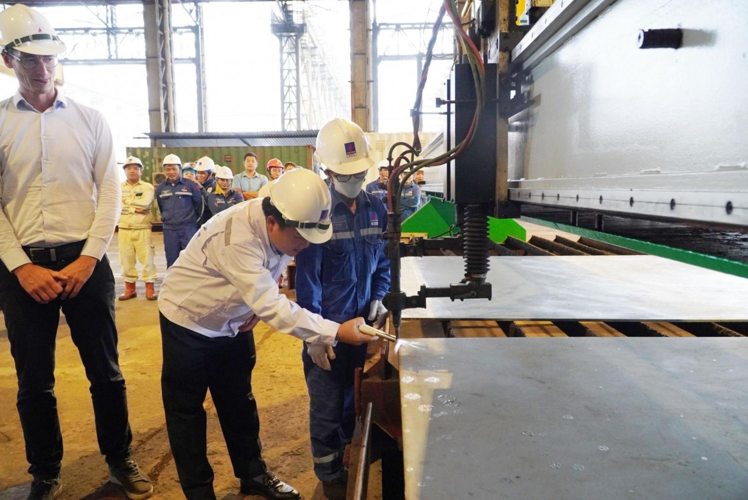 Phó Tổng Giám đốc DQS Nguyễn Hồng Chiến thực hiện nghi thức cắt tole.