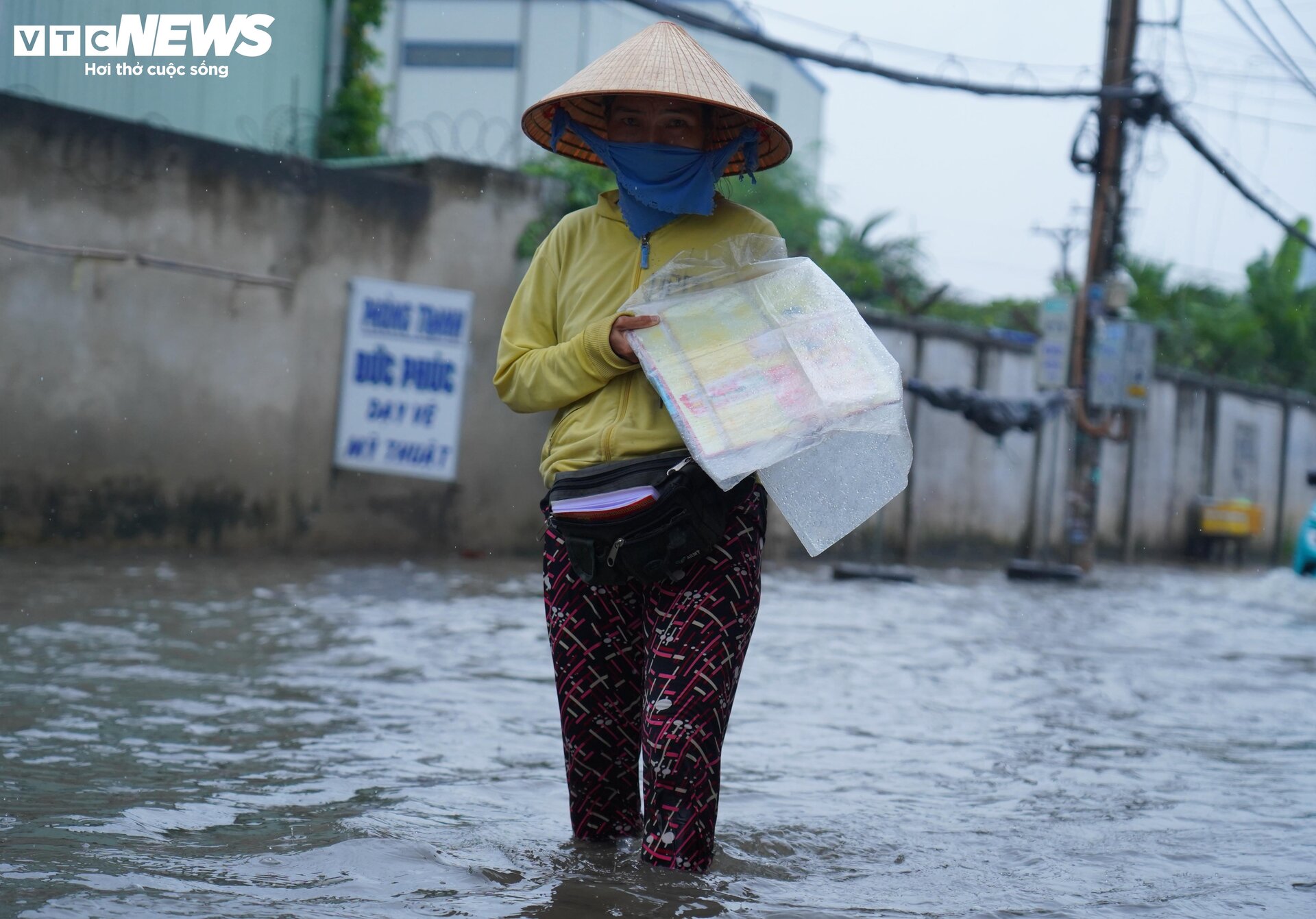 TP.HCM: Mưa kéo dài 5 tiếng, ô tô chết máy, người dân bì bõm lội giữa biển nước- Ảnh 9.