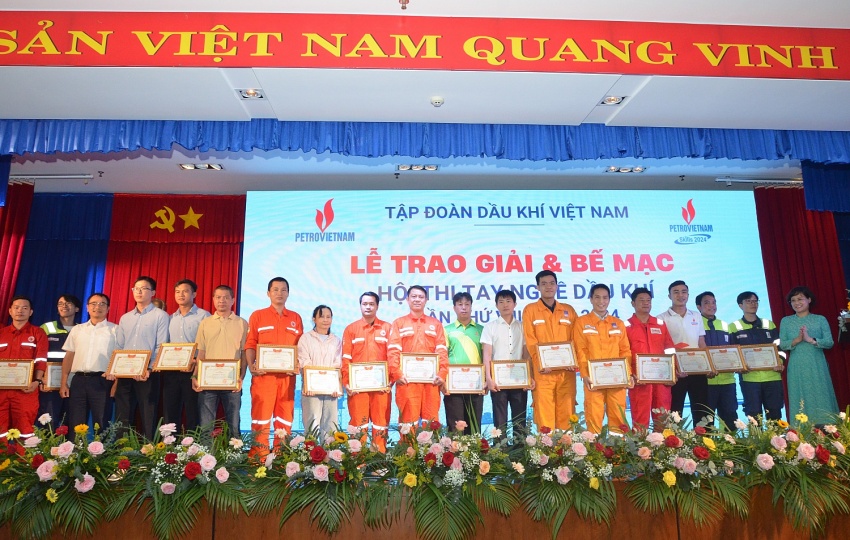 [Chùm ảnh]: Trao giải cho các thí sinh tại Hội thi tay nghề Dầu khí lần VIII
