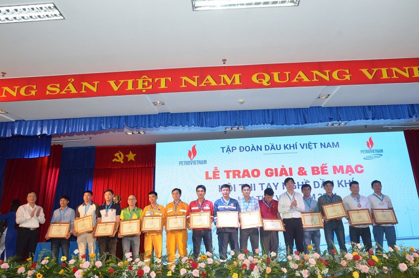 [Chùm ảnh]: Trao giải cho các thí sinh tại Hội thi tay nghề Dầu khí lần VIII