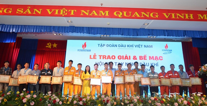 [Chùm ảnh]: Trao giải cho các thí sinh tại Hội thi tay nghề Dầu khí lần VIII
