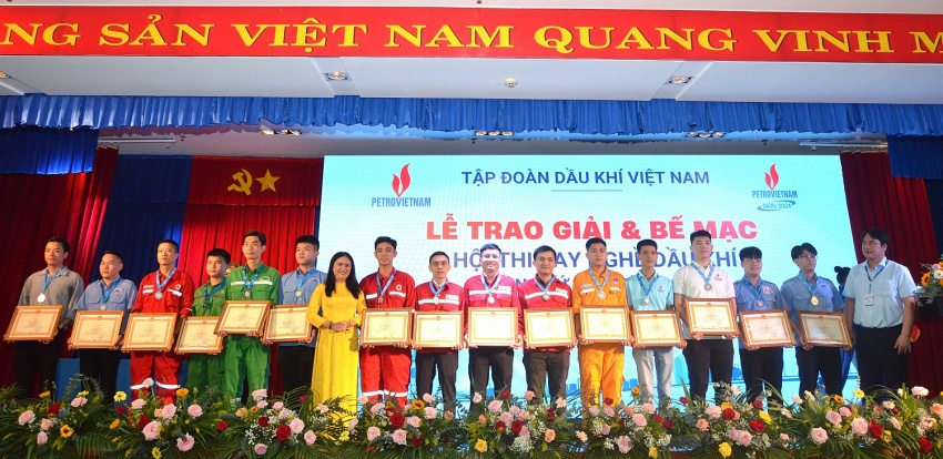 [Chùm ảnh]: Trao giải cho các thí sinh tại Hội thi tay nghề Dầu khí lần VIII