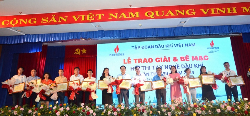 Chùm ảnh: Lễ Bế Mạc và trao giải cho các thí sinh đoạt giải tại Hội thi tay nghề Dầu khí lần VIII Chùm ảnh: Lễ Bế Mạc và trao giải cho các thí sinh đoạt giải tại Hội thi tay nghề Dầu khí lần VIII