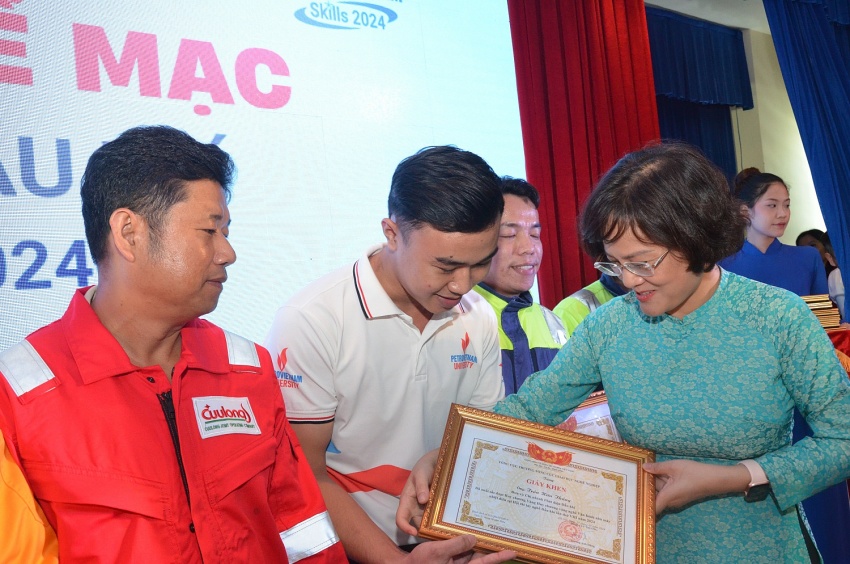 [Chùm ảnh]: Trao giải cho các thí sinh tại Hội thi tay nghề Dầu khí lần VIII