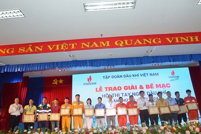 [Chùm ảnh]: Trao giải cho các thí sinh tại Hội thi tay nghề Dầu khí lần VIII