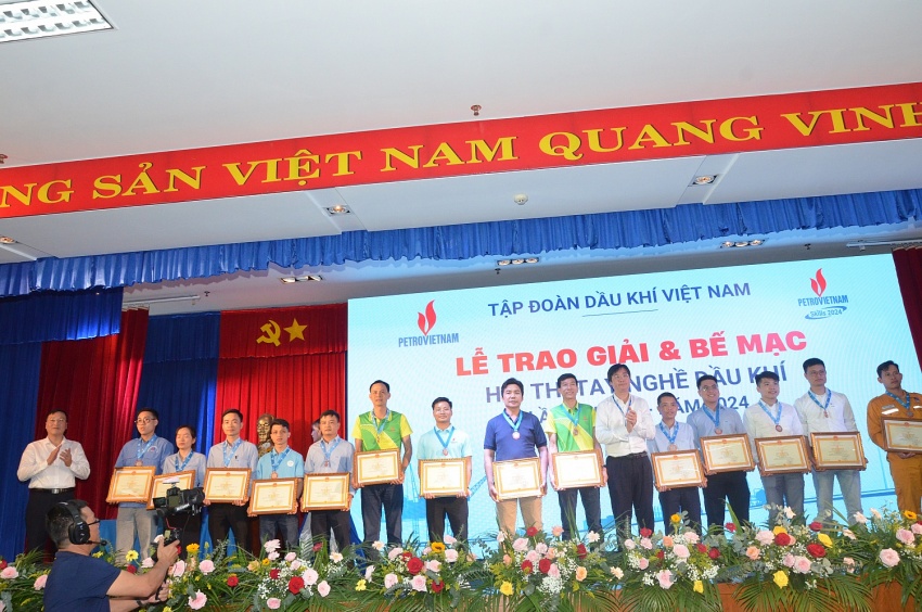 [Chùm ảnh]: Trao giải cho các thí sinh tại Hội thi tay nghề Dầu khí lần VIII