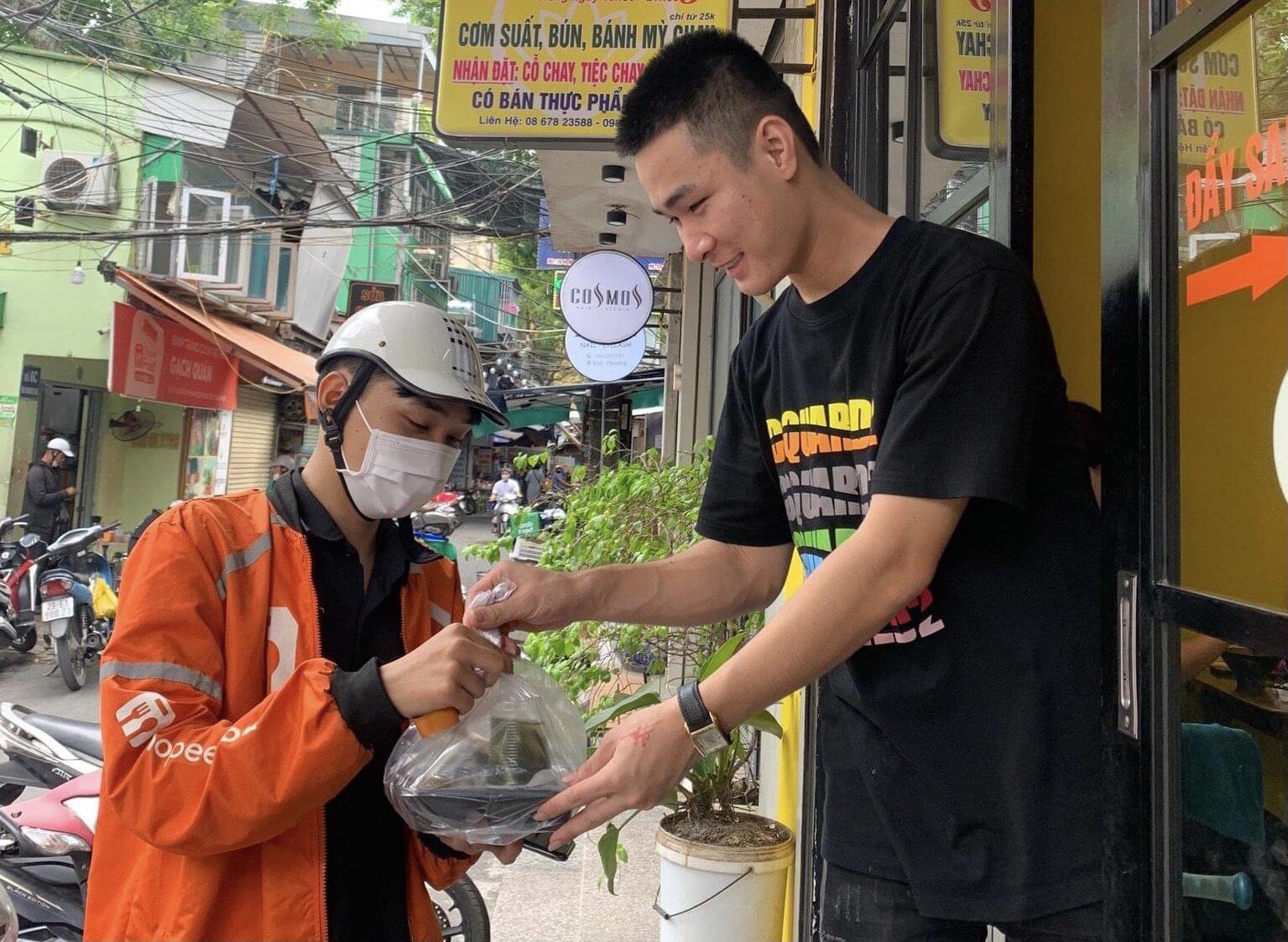 thi truong giao do an viet shopeefood lai dam grabfood van la doi thu dang gom hinh 2