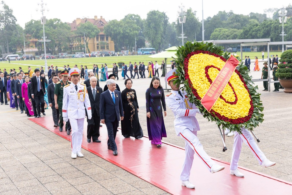 Đoàn đại biểu Đại hội MTTQ Việt Nam viếng Chủ tịch Hồ Chí Minh