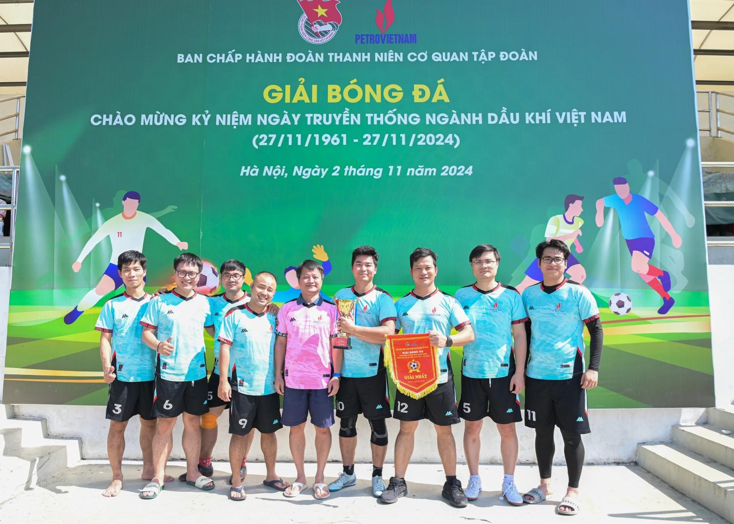 Sôi nổi Giải bóng đá Cúp Tứ Hùng do Đoàn Thanh niên Cơ quan Tập đoàn Dầu khí Việt Nam tổ chức