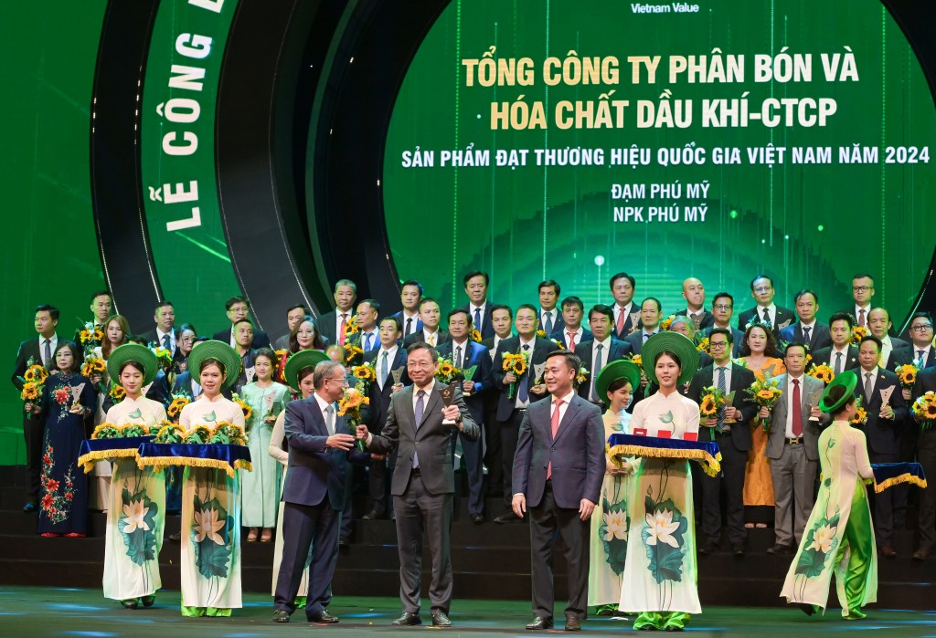 Ông Phan Công Thành - Tổng giám đốc PVFCCo nhận biểu trưng Thương hiệu Quốc gia 2024 (1)