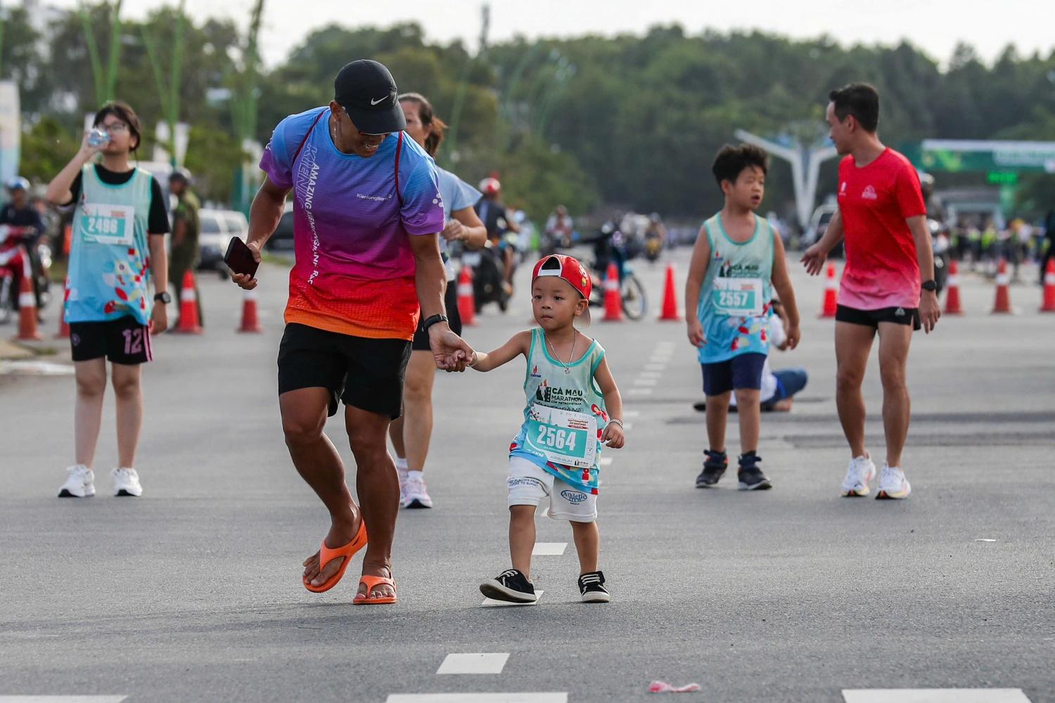 Hơn 1000 VĐV nhí thích thú hoàn thành đường đua Kid Run giải Marathon Cà Mau 2024 - Cúp Petrovietnam
