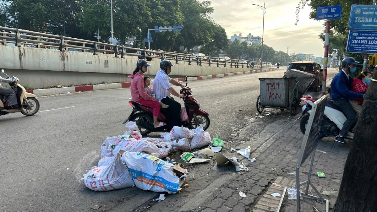 Hè phố, gầm cầu vượt ở Hà Nội thành nơi đổ phế thải xây dựng vào dịp cuối năm- Ảnh 3.