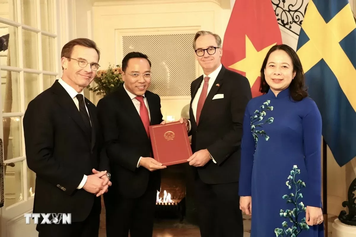 Phó Chủ tịch nước Võ Thị Ánh Xuân và Thủ tướng Vương quốc Thụy Điển Ulf Kristersson chứng kiến lễ trao Bản ghi nhớ hợp tác. Phó Chủ tịch nước Võ Thị Ánh Xuân và Thủ tướng Vương quốc Thụy Điển Ulf Kristersson chứng kiến lễ trao Bản ghi nhớ hợp tác.
