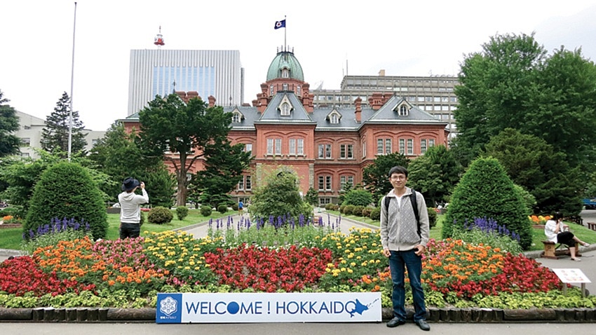 Tác giả chụp trước tòa nhà thị chính Hokkaido