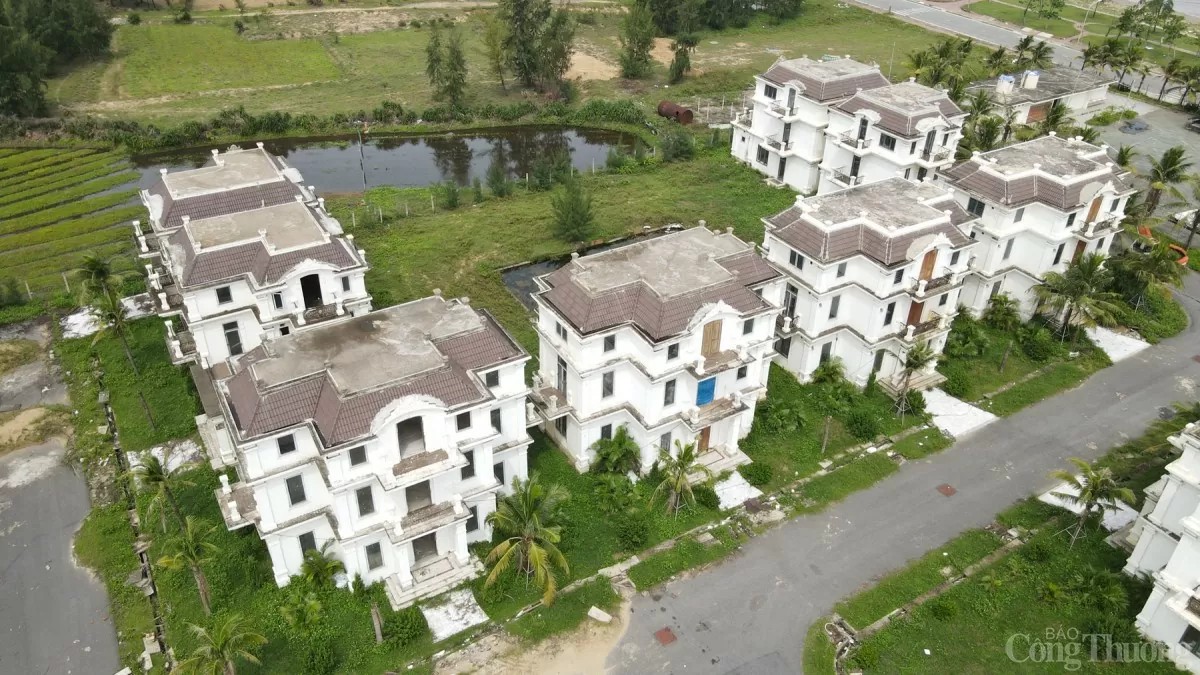 Nhiều căn nhà biệt thự nghỉ dưỡng chỉ mới xây dựng xong phần thô, nay đã ám màu rêu mốc. Nhiều căn nhà biệt thự nghỉ dưỡng chỉ mới xây dựng xong phần thô, nay đã ám màu rêu mốc.