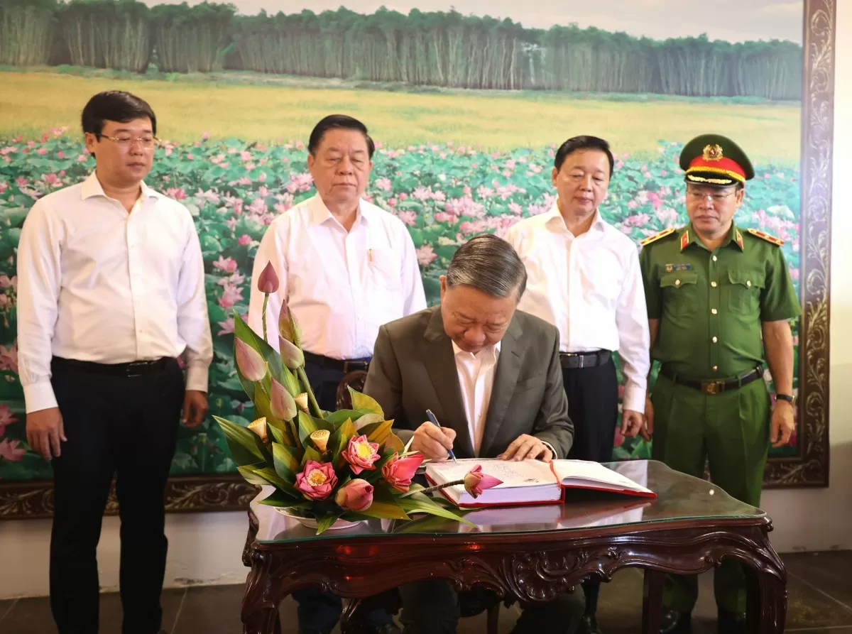 Chùm ảnh: Tổng Bí thư Tô Lâm dâng hương tưởng niệm Cụ Nguyễn Sinh Sắc Chùm ảnh: Tổng Bí thư Tô Lâm dâng hương tưởng niệm Cụ Nguyễn Sinh Sắc