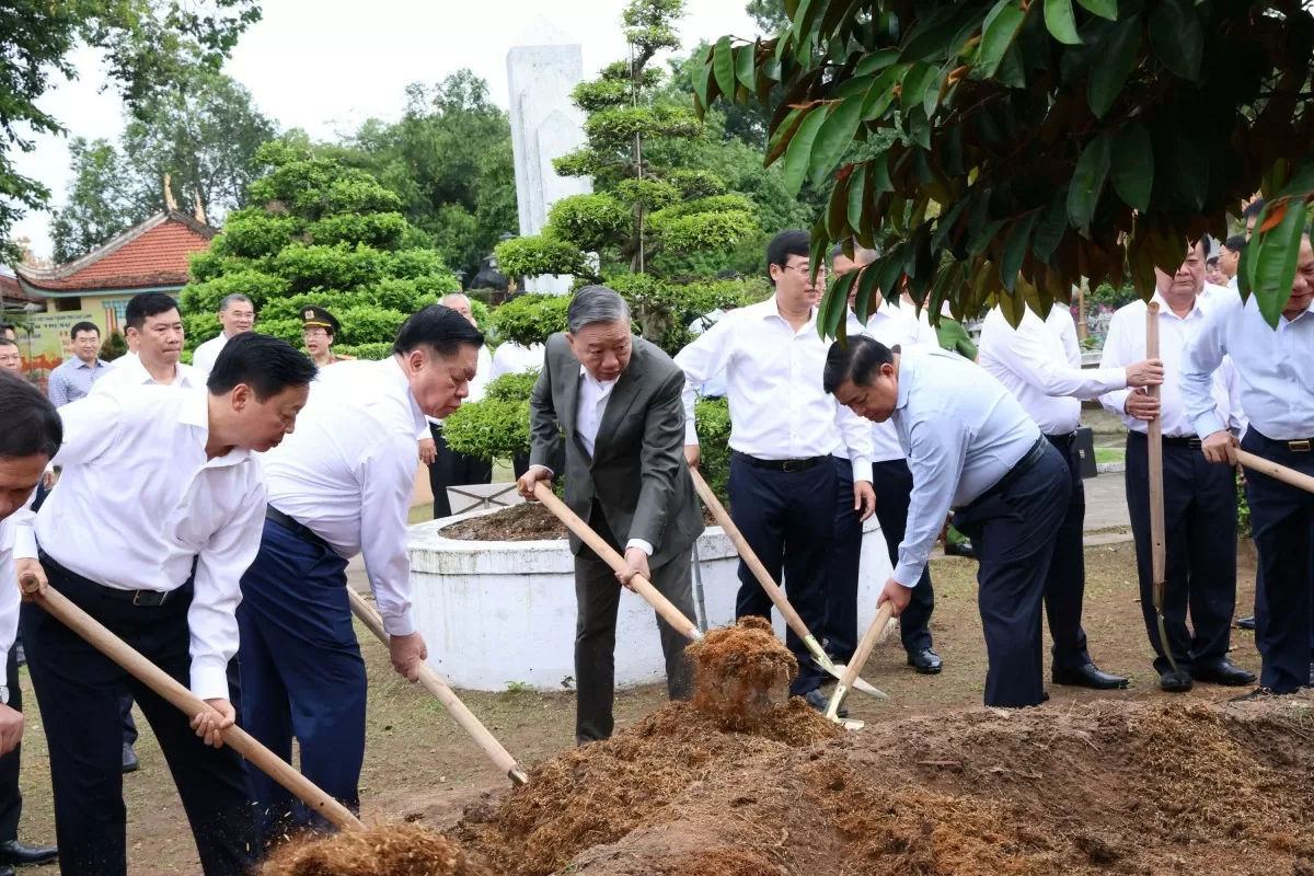 Chùm ảnh: Tổng Bí thư Tô Lâm dâng hương tưởng niệm Cụ Nguyễn Sinh Sắc Chùm ảnh: Tổng Bí thư Tô Lâm dâng hương tưởng niệm Cụ Nguyễn Sinh Sắc