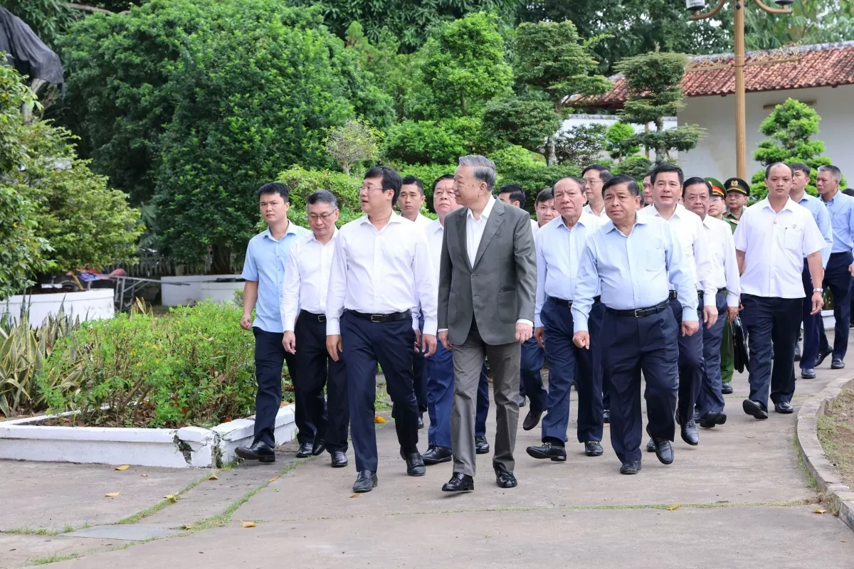Chùm ảnh: Tổng Bí thư Tô Lâm dâng hương tưởng niệm Cụ Nguyễn Sinh Sắc Chùm ảnh: Tổng Bí thư Tô Lâm dâng hương tưởng niệm Cụ Nguyễn Sinh Sắc