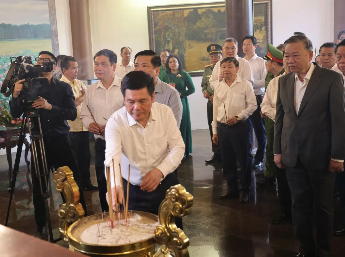 Lãnh đạo một số bộ, ngành thắp hương tưởng niệm cụ Nguyễn Sinh Sắc Lãnh đạo một số bộ, ngành thắp hương tưởng niệm cụ Nguyễn Sinh Sắc