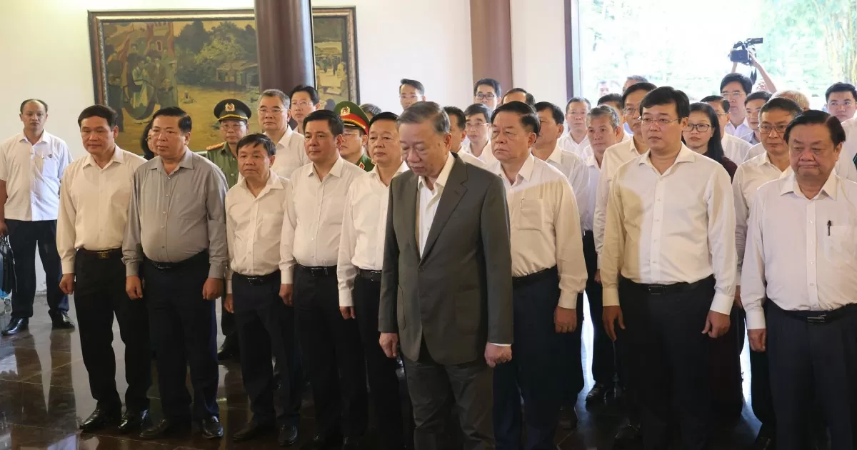 Tổng Bí thư Tô Lâm cùng Đoàn công tác thành kính tưởng nhớ tới công ơn to lớn của cụ Phó bảng Nguyễn Sinh Sắc Tổng Bí thư Tô Lâm cùng Đoàn công tác thành kính tưởng nhớ tới công ơn to lớn của cụ Phó bảng Nguyễn Sinh Sắc
