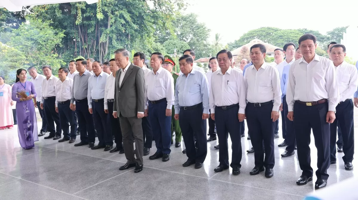 Chùm ảnh: Tổng Bí thư Tô Lâm dâng hương tưởng niệm Cụ Nguyễn Sinh Sắc Chùm ảnh: Tổng Bí thư Tô Lâm dâng hương tưởng niệm Cụ Nguyễn Sinh Sắc