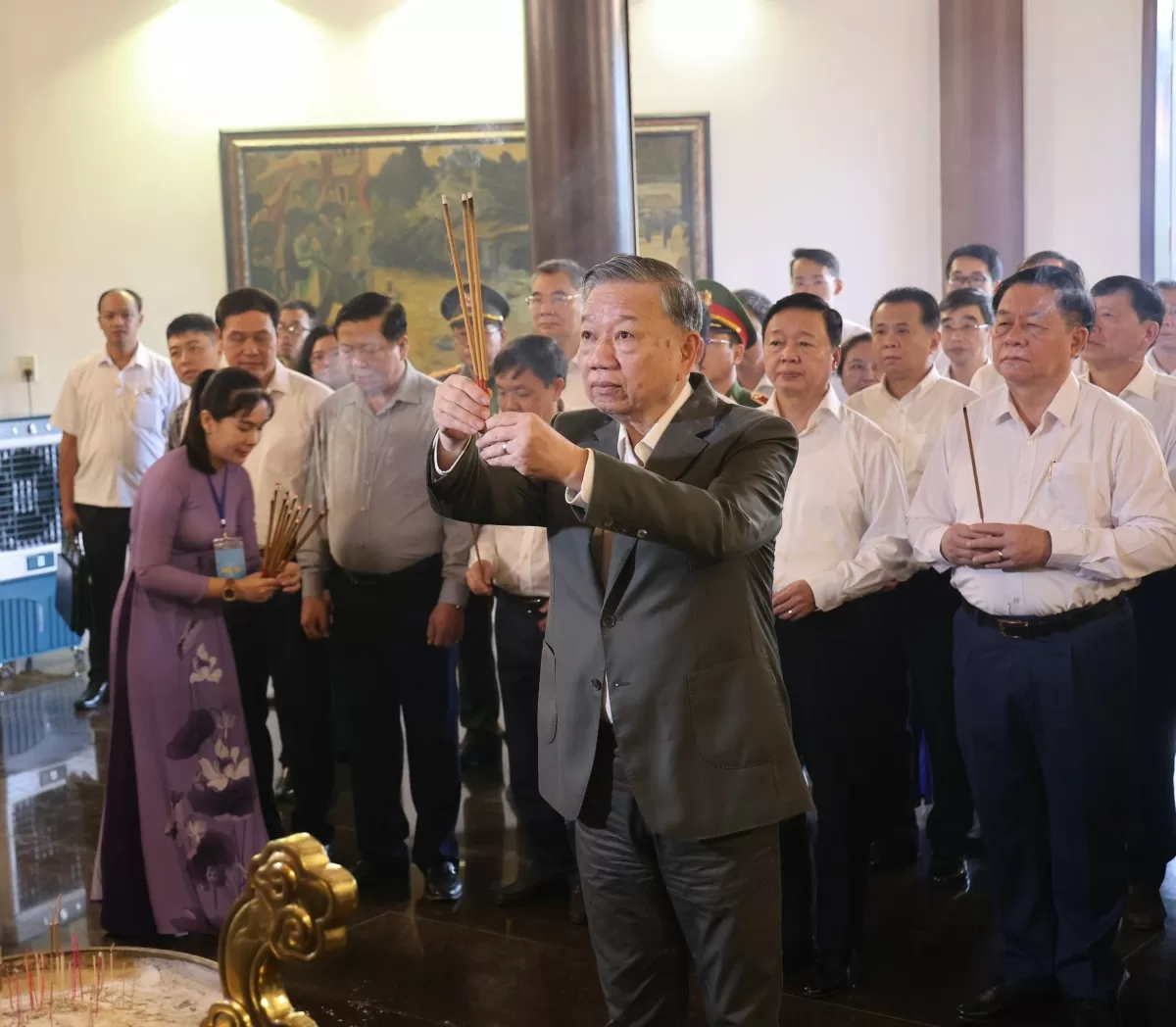 Chùm ảnh: Tổng Bí thư Tô Lâm dâng hương tưởng niệm Cụ Nguyễn Sinh Sắc Chùm ảnh: Tổng Bí thư Tô Lâm dâng hương tưởng niệm Cụ Nguyễn Sinh Sắc