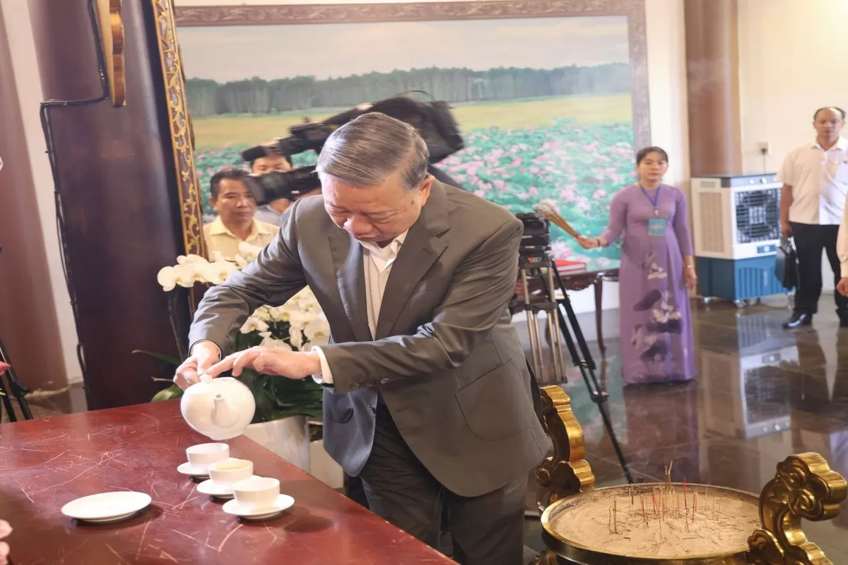 Chùm ảnh: Tổng Bí thư Tô Lâm dâng hương tưởng niệm Cụ Nguyễn Sinh Sắc Chùm ảnh: Tổng Bí thư Tô Lâm dâng hương tưởng niệm Cụ Nguyễn Sinh Sắc