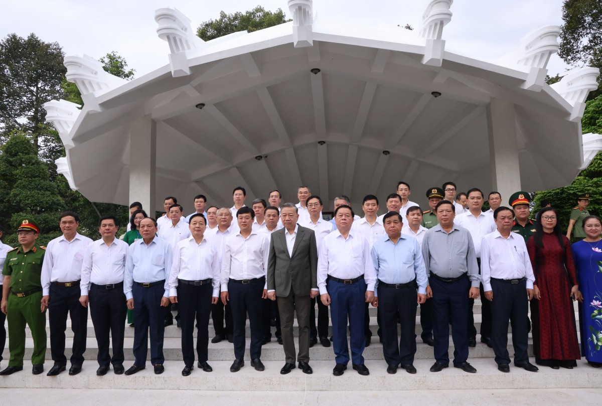 Chùm ảnh: Tổng Bí thư Tô Lâm dâng hương tưởng niệm Cụ Nguyễn Sinh Sắc Chùm ảnh: Tổng Bí thư Tô Lâm dâng hương tưởng niệm Cụ Nguyễn Sinh Sắc