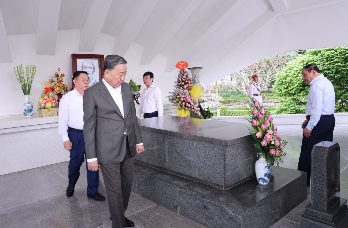 Tổng Bí thư Tô Lâm cùng các đồng chí lãnh đạo viếng mộ cụ Nguyễn Sinh Sắc Tổng Bí thư Tô Lâm cùng các đồng chí lãnh đạo viếng mộ cụ Nguyễn Sinh Sắc