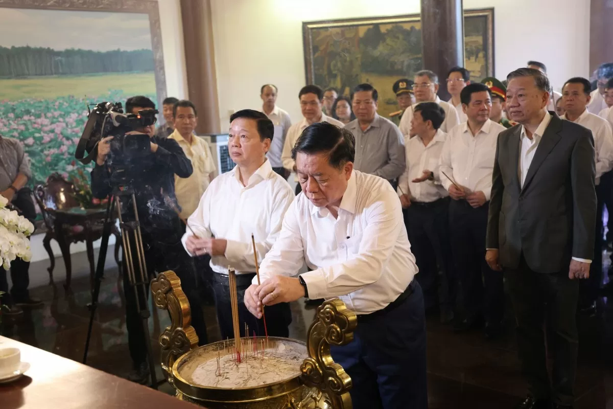 Chùm ảnh: Tổng Bí thư Tô Lâm dâng hương tưởng niệm Cụ Nguyễn Sinh Sắc Chùm ảnh: Tổng Bí thư Tô Lâm dâng hương tưởng niệm Cụ Nguyễn Sinh Sắc