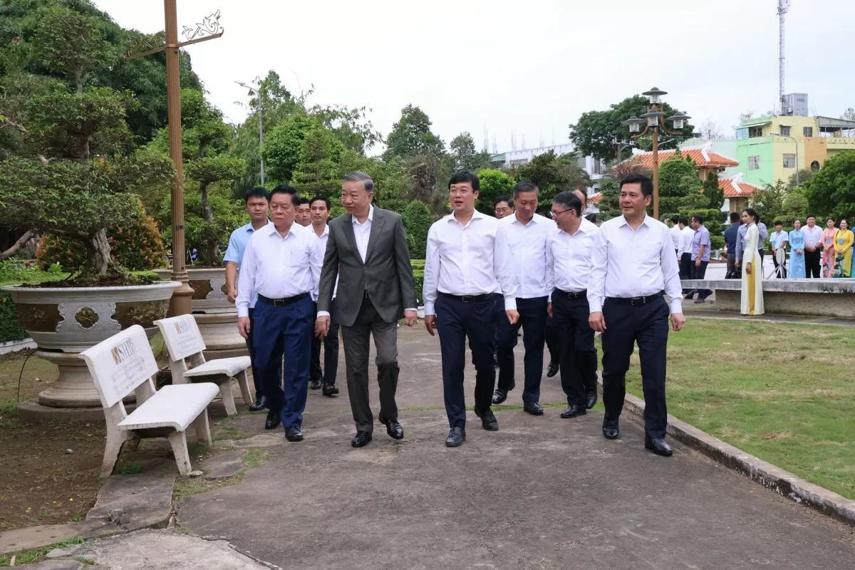 Chùm ảnh: Tổng Bí thư Tô Lâm dâng hương tưởng niệm Cụ Nguyễn Sinh Sắc Chùm ảnh: Tổng Bí thư Tô Lâm dâng hương tưởng niệm Cụ Nguyễn Sinh Sắc