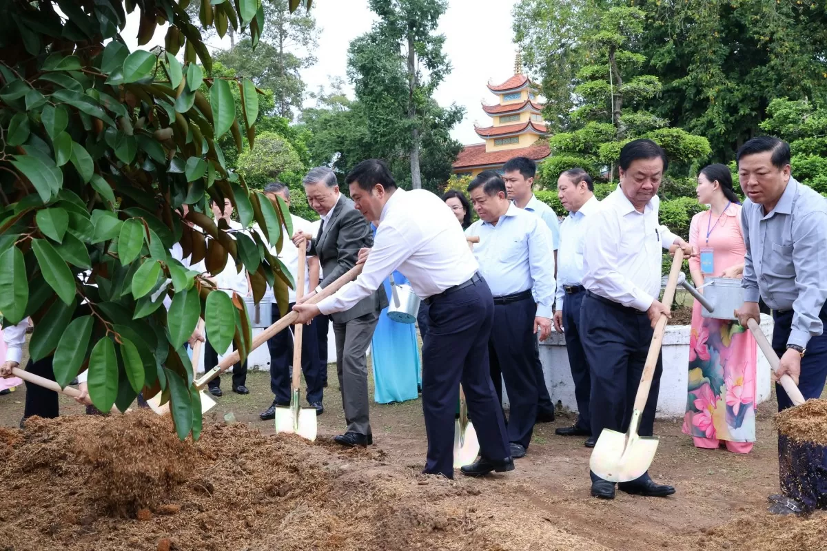 Chùm ảnh: Tổng Bí thư Tô Lâm dâng hương tưởng niệm Cụ Nguyễn Sinh Sắc Chùm ảnh: Tổng Bí thư Tô Lâm dâng hương tưởng niệm Cụ Nguyễn Sinh Sắc